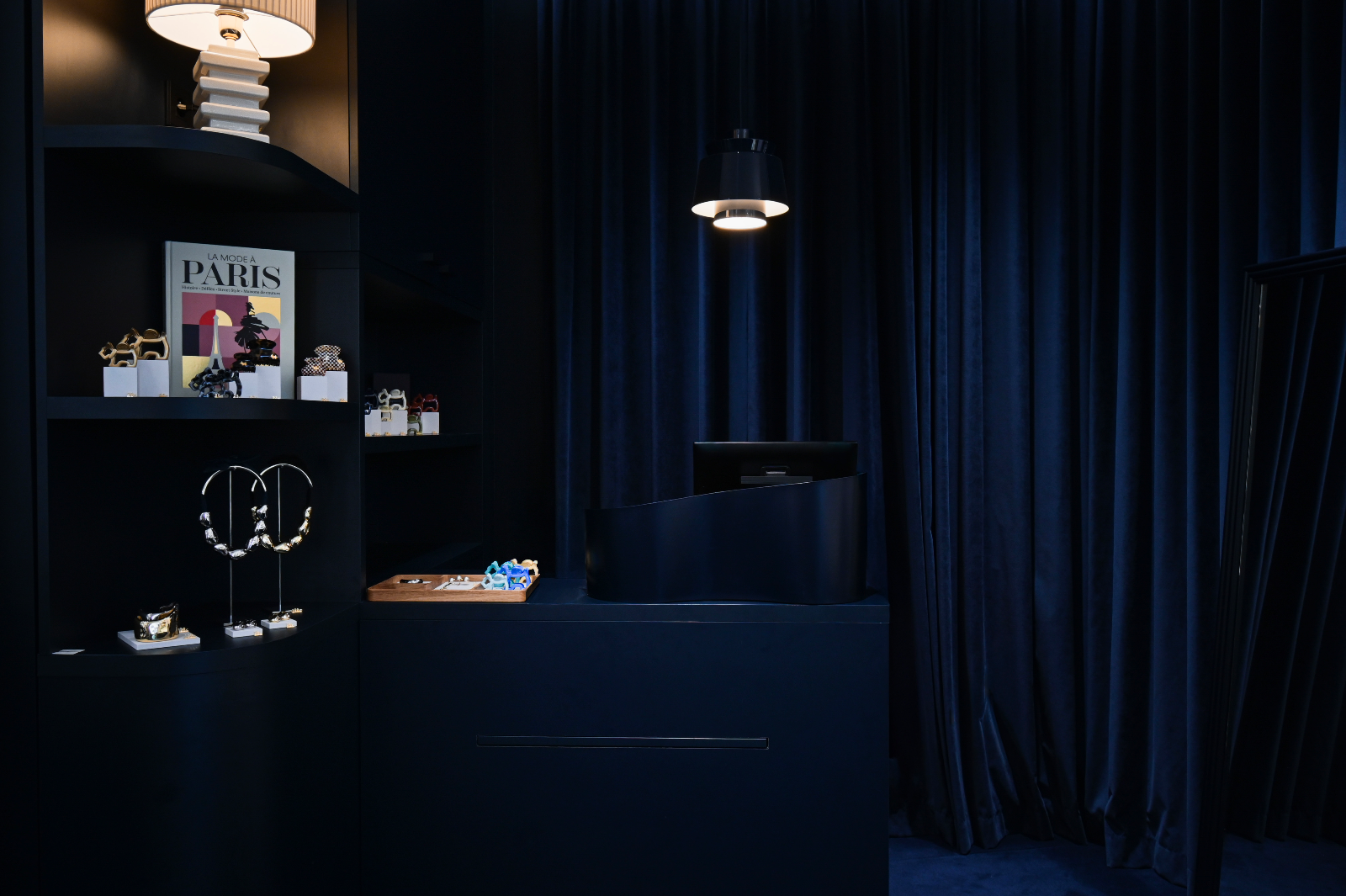 Atelier perçage et miroirs arqués de la boutique