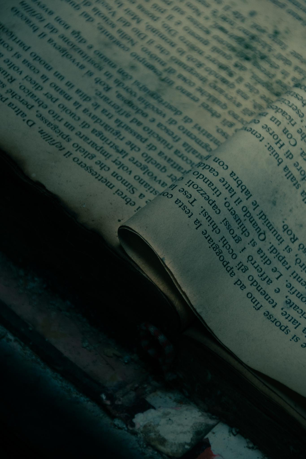 Page de livre ancien enroulée, lumière verte