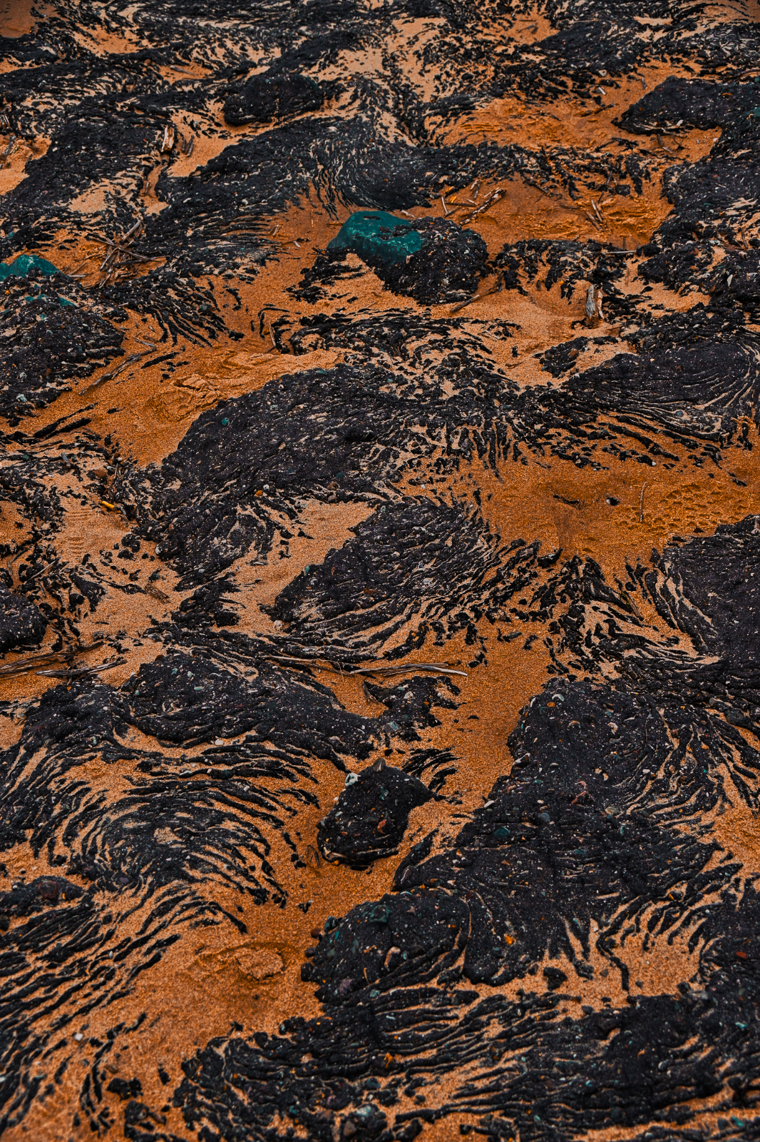 Sable orange et roche noire