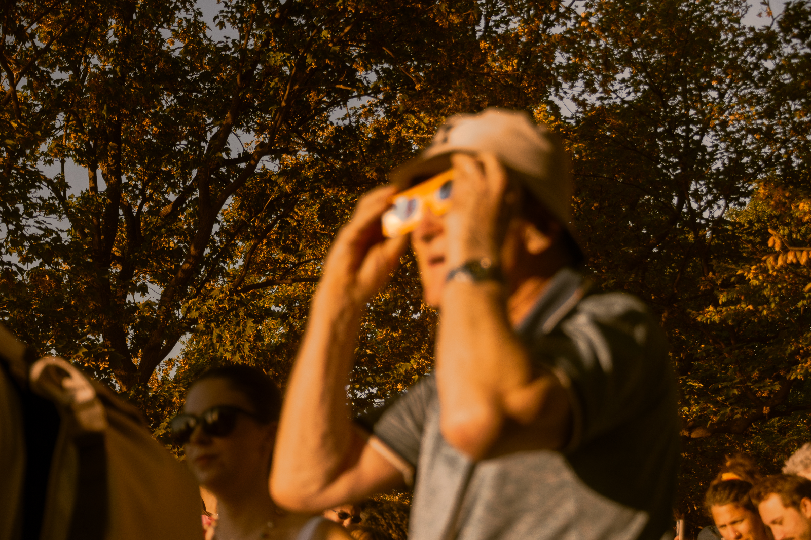 Visage dans l'ombre, lunettes d'éclipse argentées