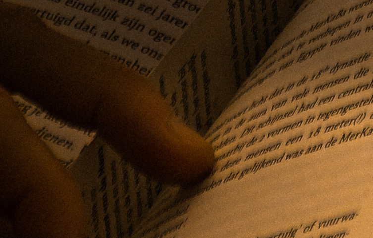 Main tournant les pages d'un livre
