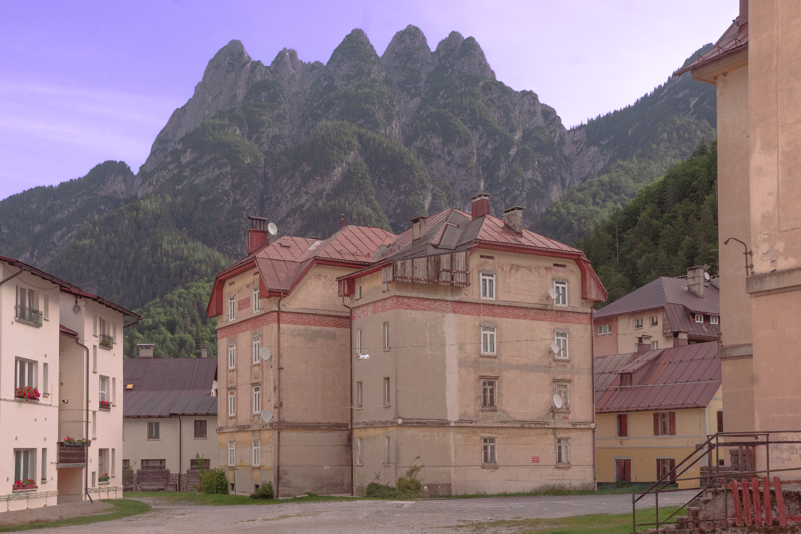 Immeubles anciens au pied d'une montagne dentelée
