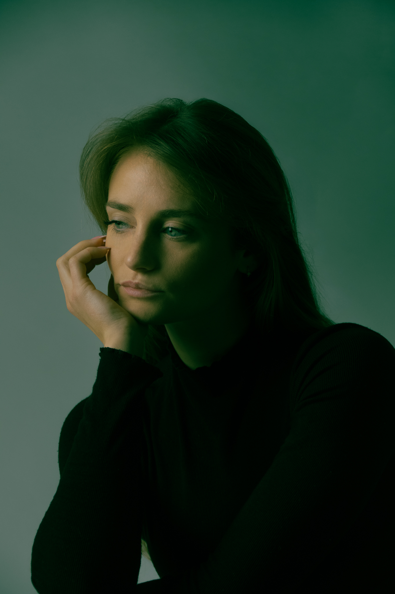 Amélie — portrait pensif, main au visage