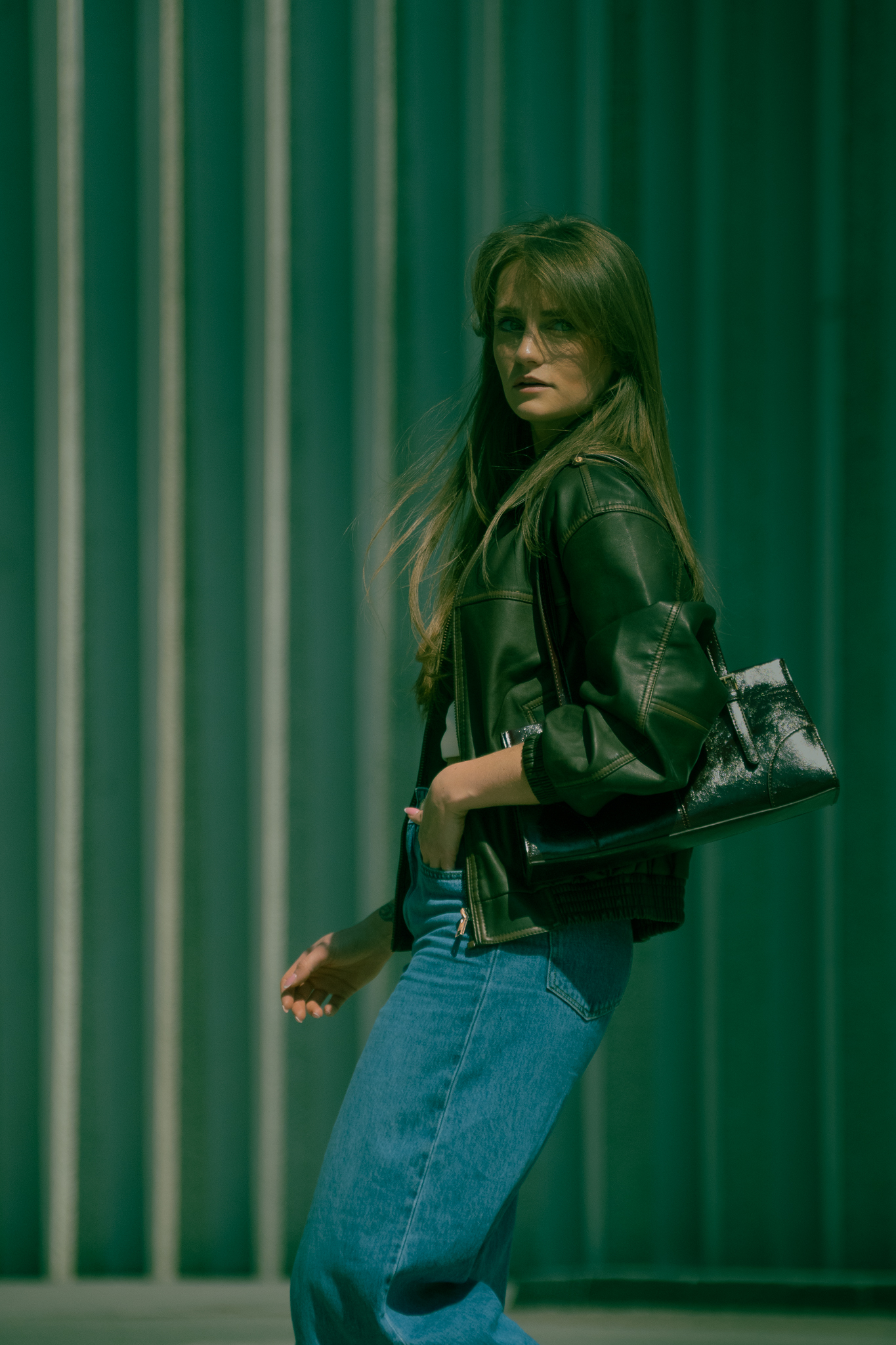 Amélie — veste en cuir et sac, de profil